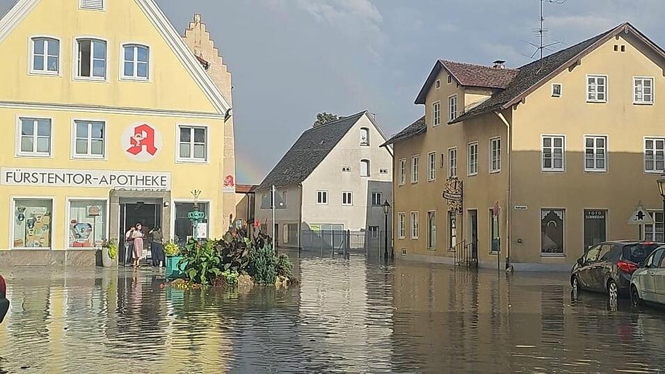 In Greding stand der Marktplatz unter Wasser. (Handout)
