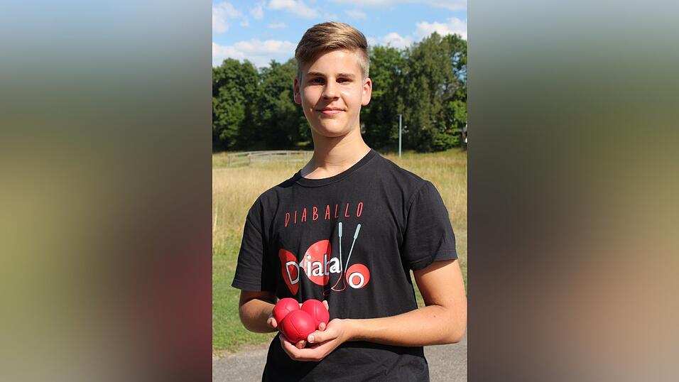Christoph ManhartAlter: 16 JahreWohnort: LandshutSchule: HLG LandshutSpezialität: BälleZeit fürs Üben pro Woche: drei StundenBerufswunsch: Unternehmer Christoph ManhartAlter: 16 JahreWohnort: LandshutSchule: HLG LandshutSpezialität: BälleZeit fürs Üben pro Woche: drei StundenBerufswunsch: Unternehmer
