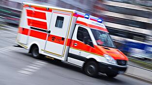 Der Mann kam schwer verletzt in ein Krankenhaus. (Symbolbild)