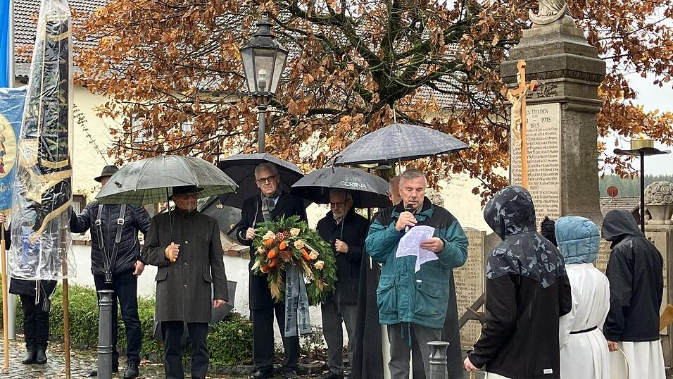 Vorsitzender Christian Weger gedachte am Kriegerdenkmal der Toten durch Krieg und Terror.