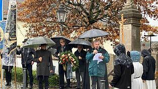 Vorsitzender Christian Weger gedachte am Kriegerdenkmal der Toten durch Krieg und Terror.
