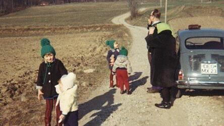Anfang der 70er Jahre: auf der Straße nach Datting mit einem Fiat 500. Es saßen Eltern, Oma und vier Kinder im Wagen. Anfang der 70er Jahre: auf der Straße nach Datting mit einem Fiat 500. Es saßen Eltern, Oma und vier Kinder im Wagen.