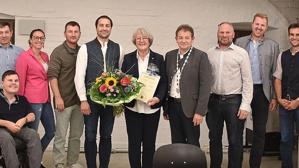 Die Altb&uuml;germeisterin (mit Blumenstrau&szlig;) zusammen mit dem Baierbacher Gemeinderat und den B&uuml;rgermeistern.