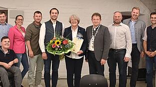 Die Altb&uuml;germeisterin (mit Blumenstrau&szlig;) zusammen mit dem Baierbacher Gemeinderat und den B&uuml;rgermeistern.
