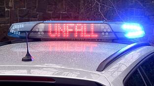 Ein 52-Jähriger verlor im Landkreis Dingolfing-Landau nach heftigem Niesen die Kontrolle über seinen BMW. (Symbolbild)