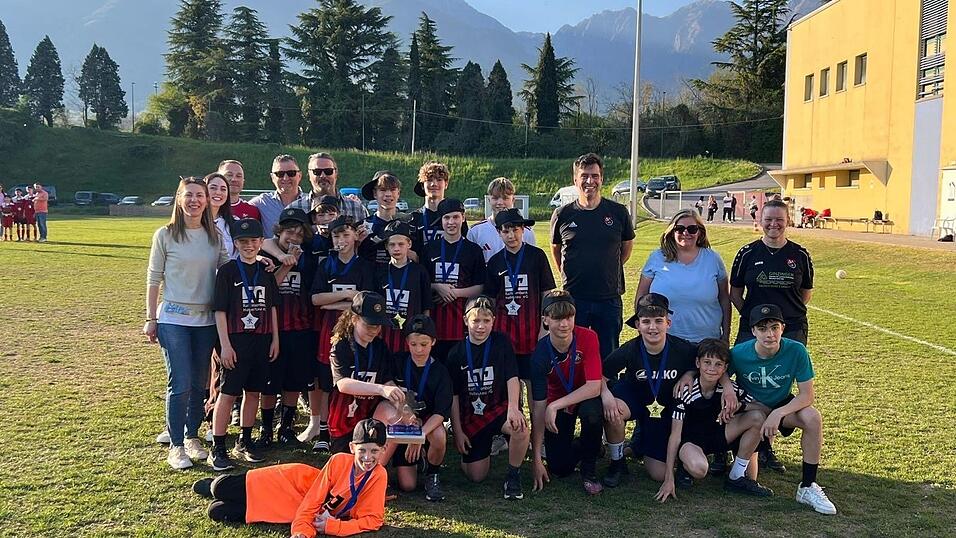 Strahlende Gesichter bei den D-und C-Jugendkickern sowie den Betreuern nach dem Sieg beim Fu&szlig;ballturnier in Cavaso del Tomba