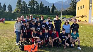 Strahlende Gesichter bei den D-und C-Jugendkickern sowie den Betreuern nach dem Sieg beim Fu&szlig;ballturnier in Cavaso del Tomba