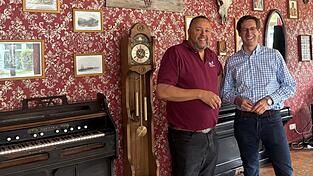 MdL Dr. Stefan Ebner (r.) tauschte sich mit Campmanager Christiaan van Heumen über touristische Herausforderungen für Campingplätze aus. MdL Dr. Stefan Ebner (r.) tauschte sich mit Campmanager Christiaan van Heumen über touristische Herausforderungen für Campingplätze aus.