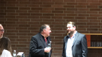 Parteiübergreifender Dialog: Grünen-MdB Erhard Grundl stammt wie Tobias Beck aus Oberlindhart, wohnt , mittlerweile in Straubing und ist sogar verwandt mit Beck. Tobias Becks Vater ist Grundls Cousin