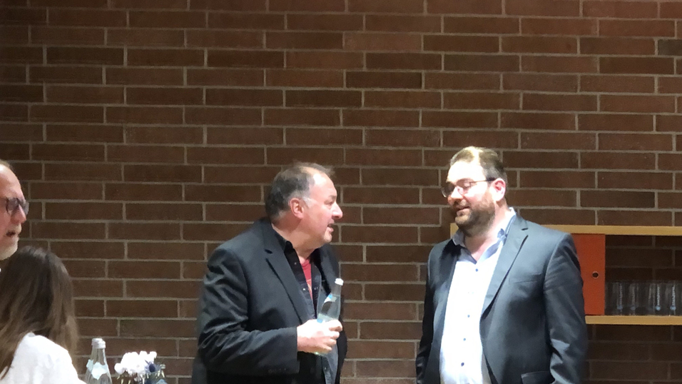 Parteiübergreifender Dialog: Grünen-MdB Erhard Grundl stammt wie Tobias Beck aus Oberlindhart, wohnt , mittlerweile in Straubing und ist sogar verwandt mit Beck. Tobias Becks Vater ist Grundls Cousin Parteiübergreifender Dialog: Grünen-MdB Erhard Grundl stammt wie Tobias Beck aus Oberlindhart, wohnt , mittlerweile in Straubing und ist sogar verwandt mit Beck. Tobias Becks Vater ist Grundls Cousin