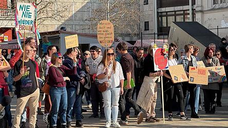 Mit einem Flashmob am Neupfarrplatz setzten die Demonstrierenden ein Zeichen f&uuml;r ein Pr&uuml;fverfahren.