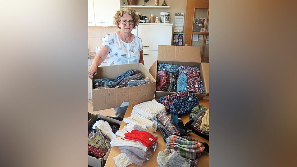 Anneliese Zehentbauer strickt seit circa 20 Jahren ehrenamtlich. Sie und f&uuml;nf andere Strickerinnen spenden ihre Handwerksarbeiten f&uuml;r Missionsprojekte. Das Bild zeigt die aktuelle Produktion der sechs Damen.
