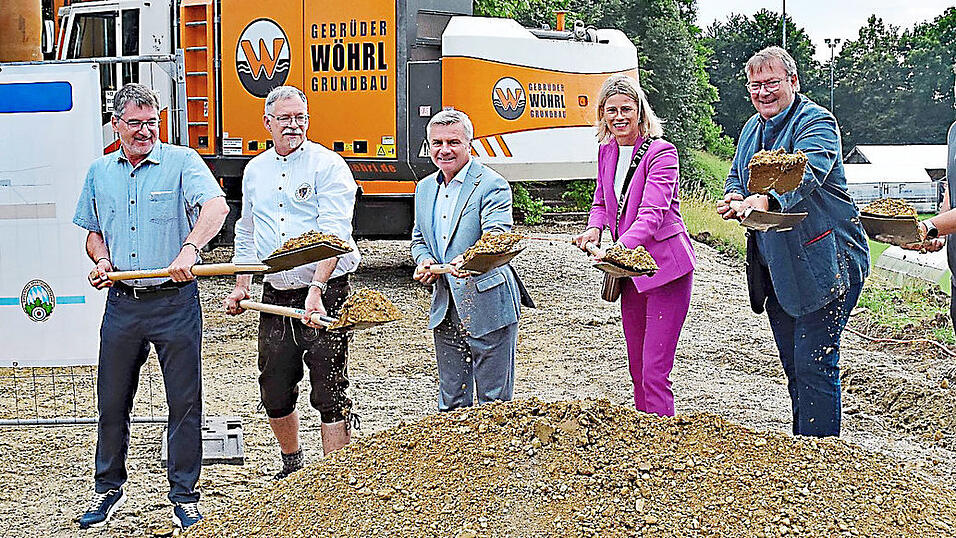 Ein großer Moment (v.l.): Pfarrer Konrad Eder, SCB-Vorsitzender Klaus Mussack, Landrat Peter Dreier, Bürgermeisterin Elisabeth Winklmaier-Wenzl, Architekt Norbert Zierer und Schützenmeister Martin Eder von den Erlbachtaler Schützen beim Spatenstich für das Haus der Vereine. Ein großer Moment (v.l.): Pfarrer Konrad Eder, SCB-Vorsitzender Klaus Mussack, Landrat Peter Dreier, Bürgermeisterin Elisabeth Winklmaier-Wenzl, Architekt Norbert Zierer und Schützenmeister Martin Eder von den Erlbachtaler Schützen beim Spatenstich für das Haus der Vereine.