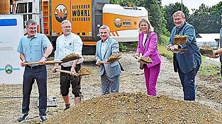 Ein großer Moment (v.l.): Pfarrer Konrad Eder, SCB-Vorsitzender Klaus Mussack, Landrat Peter Dreier, Bürgermeisterin Elisabeth Winklmaier-Wenzl, Architekt Norbert Zierer und Schützenmeister Martin Eder von den Erlbachtaler Schützen beim Spatenstich für das Haus der Vereine.