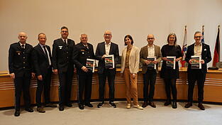 Trafen sich am Montag zum Sicherheitsgespräch (von rechts): Benedikt Neumeier, Leiter des Ordnungsamts, Alexandra Meyen, stellvertretende Leiterin des Rechtsreferats, Klaus Peißinger, Leiter des Referats 1 für Allgemeine Verwaltung und Kultur, Leitende Kriminaldirektorin Annette Haberl, Oberbürgermeister Alexander Putz, Polizeivizepräsident Werner Sika, Leitender Polizeidirektor Peter Böttinger, Leitender Kriminaldirektor Werner Mendler und Polizeirat Hubertus Seisenberger Trafen sich am Montag zum Sicherheitsgespräch (von rechts): Benedikt Neumeier, Leiter des Ordnungsamts, Alexandra Meyen, stellvertretende Leiterin des Rechtsreferats, Klaus Peißinger, Leiter des Referats 1 für Allgemeine Verwaltung und Kultur, Leitende Kriminaldirektorin Annette Haberl, Oberbürgermeister Alexander Putz, Polizeivizepräsident Werner Sika, Leitender Polizeidirektor Peter Böttinger, Leitender Kriminaldirektor Werner Mendler und Polizeirat Hubertus Seisenberger