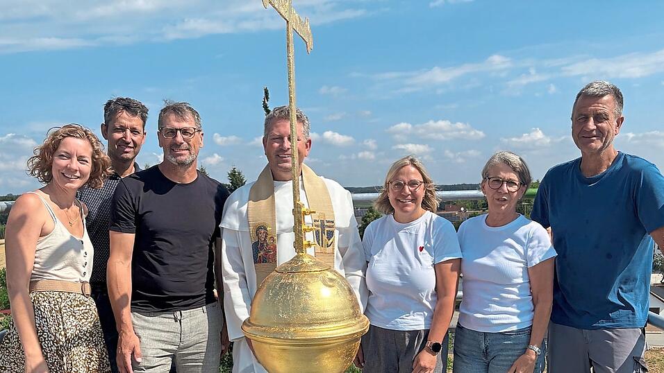 In luftiger H&ouml;he &uuml;ber Volkenschwand thront jetzt wieder das Kreuz auf dem Kirchturm von St. &Auml;gidius, dem Pater Lukas (Mitte) nach seiner Restaurierung den kirchlichen Segen spendete.