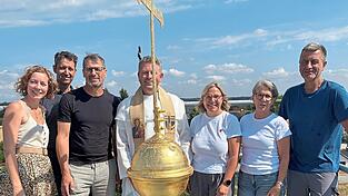 In luftiger Höhe über Volkenschwand thront jetzt wieder das Kreuz auf dem Kirchturm von St. Ägidius, dem Pater Lukas (Mitte) nach seiner Restaurierung den kirchlichen Segen spendete. In luftiger Höhe über Volkenschwand thront jetzt wieder das Kreuz auf dem Kirchturm von St. Ägidius, dem Pater Lukas (Mitte) nach seiner Restaurierung den kirchlichen Segen spendete.