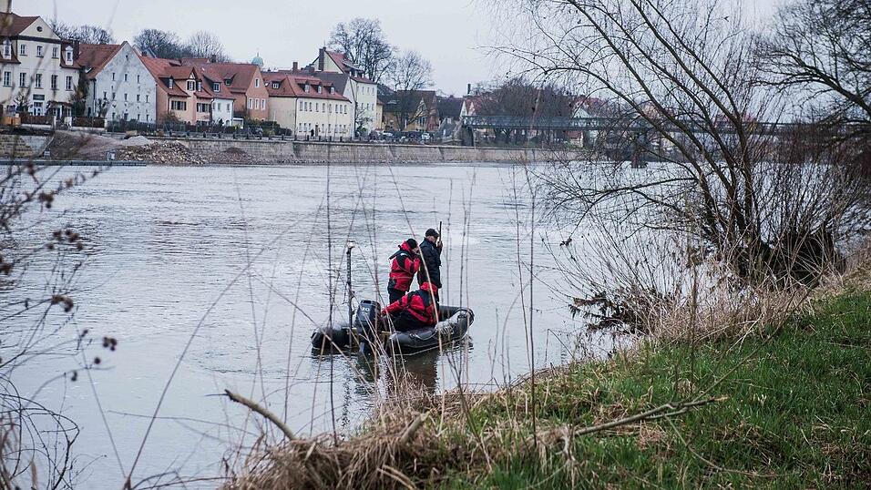 Mit zwei Booten sucht die Polizei am Donnerstag, 23. März, das südliche Donauufer in Regensburg ab. Seit Sonntag wird die 20-jährige Studentin Malina Klaar in der Domstadt vermisst. Mit zwei Booten sucht die Polizei am Donnerstag, 23. März, das südliche Donauufer in Regensburg ab. Seit Sonntag wird die 20-jährige Studentin Malina Klaar in der Domstadt vermisst.