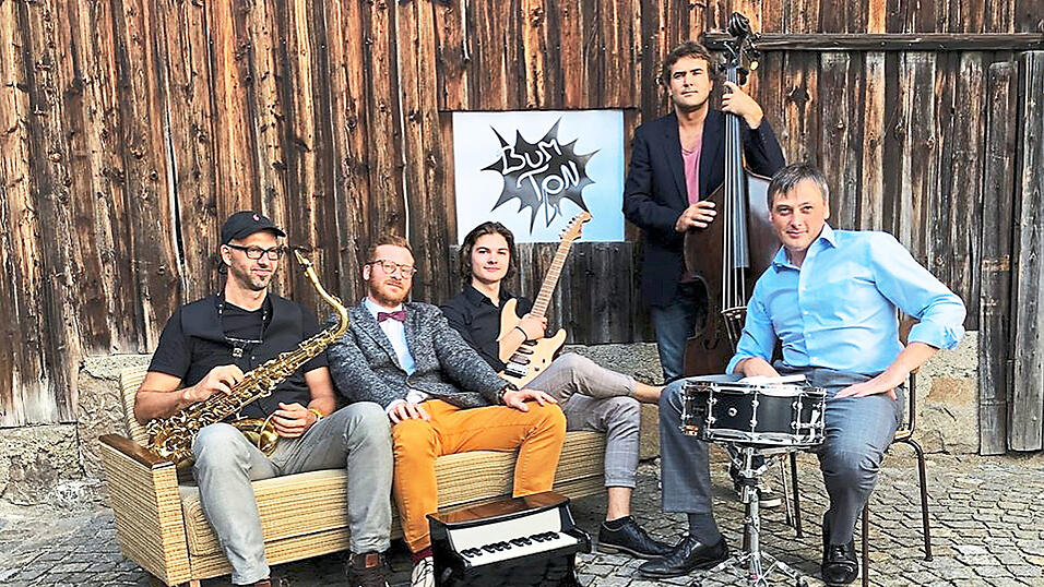 Einen Abend fast ohne Gesellschaftskritik, dafür mit viel abwechslungsreicher Musik bei der man die Freude, den Witz und den Spaß der fünf Musiker von BumTon spüren kann, gibt es im Paul-Theater. Einen Abend fast ohne Gesellschaftskritik, dafür mit viel abwechslungsreicher Musik bei der man die Freude, den Witz und den Spaß der fünf Musiker von BumTon spüren kann, gibt es im Paul-Theater.