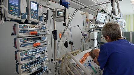Weihnachten im Krankenhaus zu verbringen, das dürfte in diesem Jahr die Patienten besonders traurig stimmen, da kaum Besuche möglich sind.