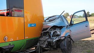 Einer der Unfälle im Landkreis des Jahres 2021: Anfang Oktober kollidierte am unbeschrankten Bahnübergang in Langwitz eine Autofahrerin mit einem Zug. Einer der Unfälle im Landkreis des Jahres 2021: Anfang Oktober kollidierte am unbeschrankten Bahnübergang in Langwitz eine Autofahrerin mit einem Zug.