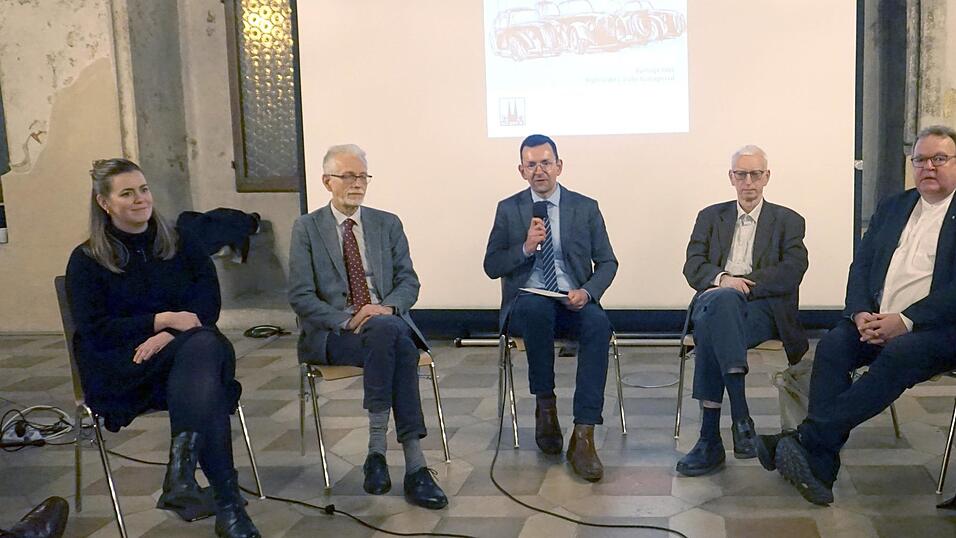 Sophia Kirschsieper (von links, Landesamt für Denkmalpflege), Eugen Trapp (Denkmalschutzbehörde), Lorenz Baibl (Amt für kulturelles Erbe), Walter Zahner (Hauptabteilung Seelsorge Bistum Regensburg), Jörg Breu (Stadtdekan) und Thomas Dietlmeier (Immobilienzentrum).