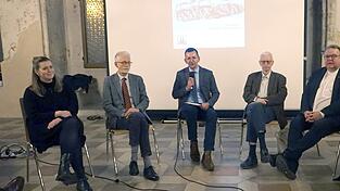 Sophia Kirschsieper (von links, Landesamt für Denkmalpflege), Eugen Trapp (Denkmalschutzbehörde), Lorenz Baibl (Amt für kulturelles Erbe), Walter Zahner (Hauptabteilung Seelsorge Bistum Regensburg), Jörg Breu (Stadtdekan) und Thomas Dietlmeier (Immobilienzentrum).