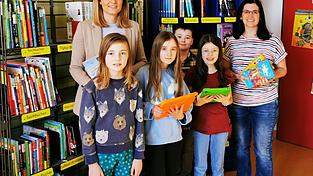 Die Lehrerinnen Stefanie Lankes (l.) und Evi Gsellhofer (r.) freuen sich mit Romy, Hannah, Luis und Paula vom B&uuml;chereiteam &uuml;ber die neu gestaltete und erweiterte B&uuml;cherei der Grundschule.