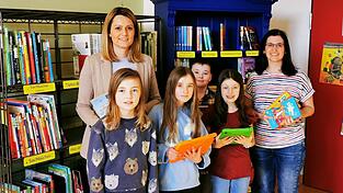 Die Lehrerinnen Stefanie Lankes (l.) und Evi Gsellhofer (r.) freuen sich mit Romy, Hannah, Luis und Paula vom B&uuml;chereiteam &uuml;ber die neu gestaltete und erweiterte B&uuml;cherei der Grundschule.