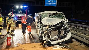 Durch die Wucht der Kollision wurden die sieben Passagiere sowie der Fahrer des Kleinbusses verletzt. Durch die Wucht der Kollision wurden die sieben Passagiere sowie der Fahrer des Kleinbusses verletzt.
