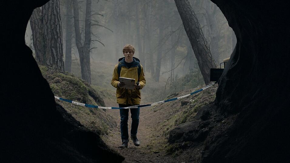 Jonas versucht, das Geheimnis einer mysteriösen Höhle nahe seiner Heimatstadt herauszufinden. Jonas versucht, das Geheimnis einer mysteriösen Höhle nahe seiner Heimatstadt herauszufinden.