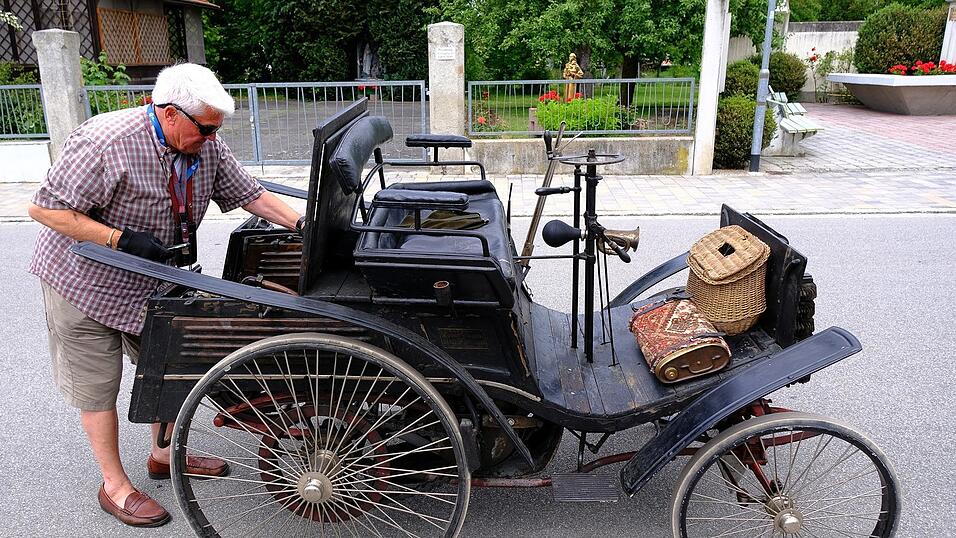 Zwei Originale: Christoph Schmidt und sein Benz, Baujahr 1896.