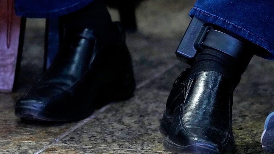 Wegen Beschädigung seiner elektronischen Fußfessel sitzt Bolsonaro bereits in U-Haft.