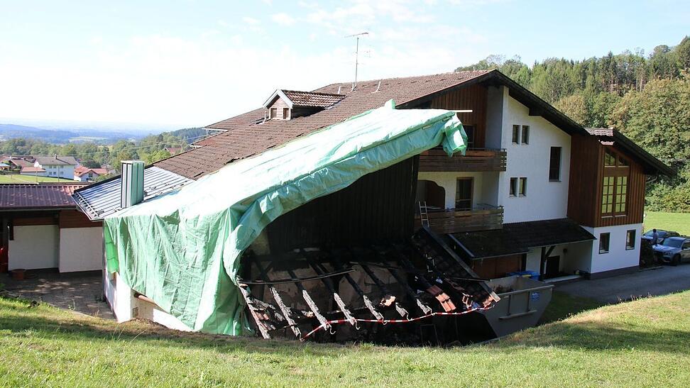 Der Schuppen konnte nicht mehr gerettet werden, und auch der Dachstuhl muss zum Teil erneuert werden.