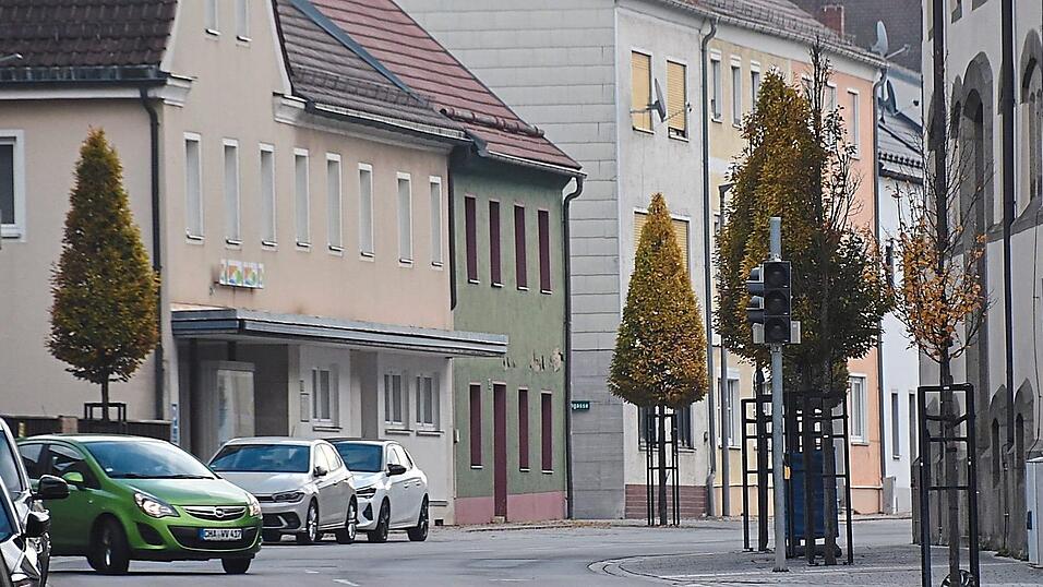 Die Ortsdurchfahrt von Rötz säumen zahllose Bäume, doch so recht wollen sie nicht werden. Einige wurden schon entfernt und müssen ersetzt werden, so der Bürgermeister. Die Ortsdurchfahrt von Rötz säumen zahllose Bäume, doch so recht wollen sie nicht werden. Einige wurden schon entfernt und müssen ersetzt werden, so der Bürgermeister.