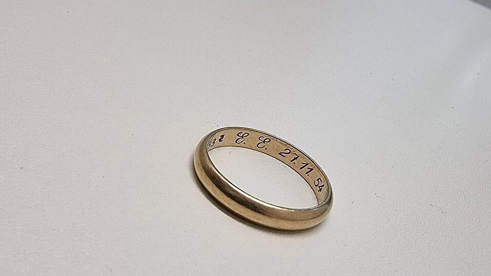 Ein Ehering mit der Gravur '27.11.54' wartet noch auf seinen Besitzer.
