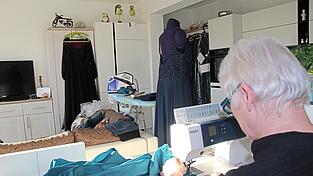 Insgesamt drei N&auml;hmaschinen hat Christine Heinz f&uuml;r &Auml;nderungen und Reparaturen in Betrieb.