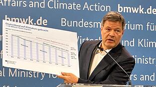 Habeck sprach von einer «Abschlussbilanz» der Klimapolitik der vergangenen Jahre. Habeck sprach von einer «Abschlussbilanz» der Klimapolitik der vergangenen Jahre.