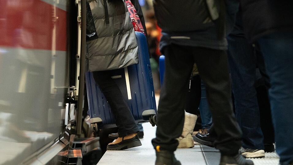 &Uuml;ber die Feiertage verreisen viele Menschen mit der Bahn. (Archivbild)