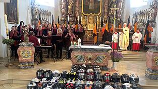 Ein eindrucksvolles Bild waren die zu einem Kreuz gelegten Helme der Kolping-Biker ebenso wie die Fahnenträger, die die Szenerie einrahmten. Der Gospelchor sorgte für gute Stimmung beim Gottesdienst. Ein eindrucksvolles Bild waren die zu einem Kreuz gelegten Helme der Kolping-Biker ebenso wie die Fahnenträger, die die Szenerie einrahmten. Der Gospelchor sorgte für gute Stimmung beim Gottesdienst.