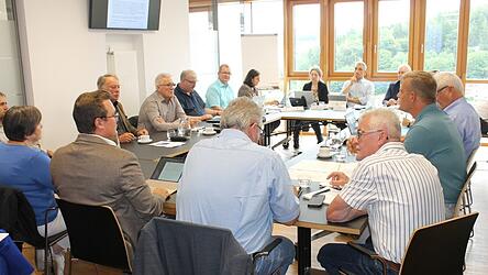 Im Landratsamt Regen tagte der Kreisausschuss unter Leitung von Landrat Ronny Raith. Im Landratsamt Regen tagte der Kreisausschuss unter Leitung von Landrat Ronny Raith.
