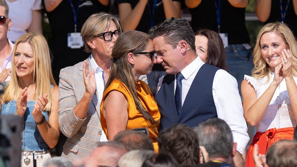 Auch Eva Luginger war bei der letzten Sendung dabei. Sie ist die Freundin von Stefan Mross. Auch Eva Luginger war bei der letzten Sendung dabei. Sie ist die Freundin von Stefan Mross.