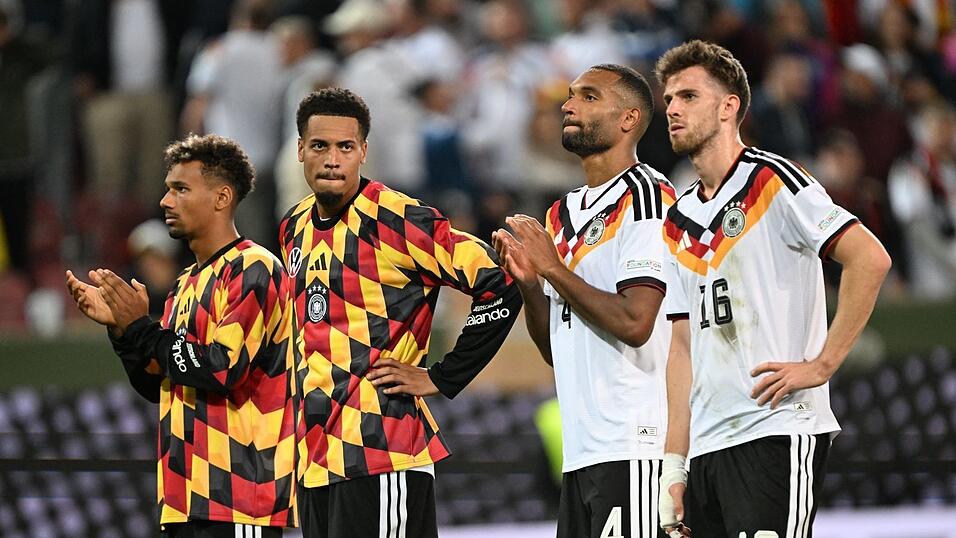 Frustrierte deutsche Spieler nach dem Schlusspfiff. Frustrierte deutsche Spieler nach dem Schlusspfiff.