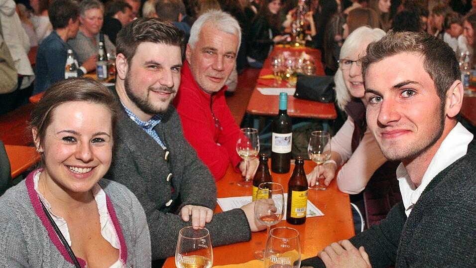 Die besten Bilder vom Wein- und Wei&szlig;bierfest des Burschenvereins Arth und der M&auml;dchengruppe.