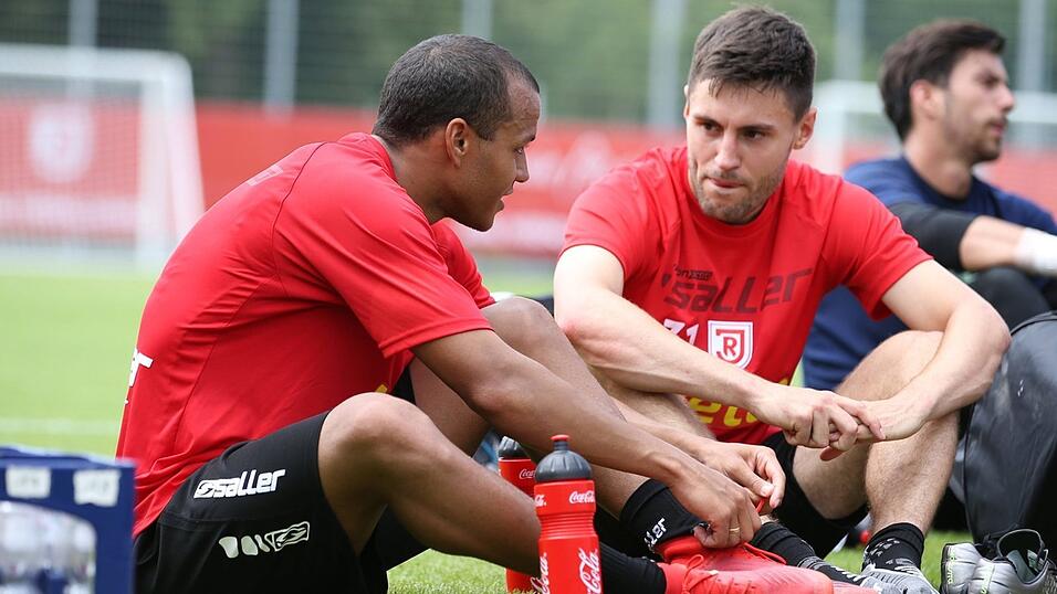 Tom Baack (vorne rechts, hier im Gespr&auml;ch mit Jann George) sagt: 'Die Mannschaft hat mich toll aufgenommen.' (Foto: imago)