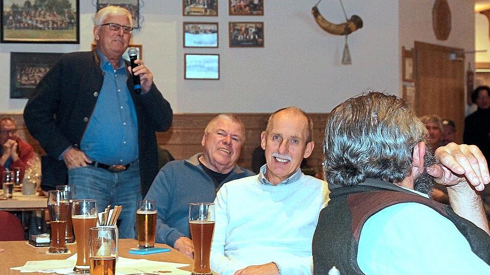 Der Bürger hatte das Wort: Willi Busch (stehend) plädierte für eine Änderung der Verkehrsschilder im Bereich Badstraße/Strogenstraße.