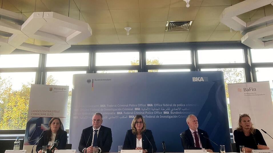 Susanne Schüler (l-r), Staatsanwältin, Harald Kruse, Leiter Generalstaatsanwaltschaft Koblenz, Martina Link, Vizepräsidentin des Bundeskriminalamts, Daniel Thelesklaf, Leider der Finacial Intelligence Unit, und Birgit Rodolphe, Exekutivdirektorin des Geschäftsbereichs Abwicklung und Geldwäscheprävention der BaFin, sitzen bei einer Pressekonferenz beim Bundeskriminalamt nach internationalen Durchsuchungen und Festnahmen gegen mutmaßliche Betrugs- und Geldwäschenetzwerke auf dem Podium.