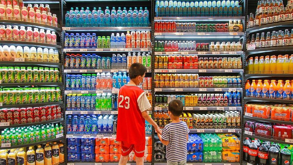 Besonders Kinder aus &auml;rmeren Familien profitierten in Gro&szlig;britannien von der Steuer auf zuckerhaltige Softdrinks.