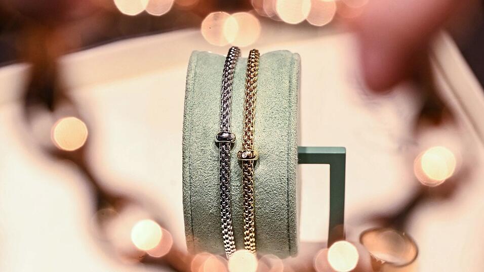 Der geraubte Schmuck wurde später einem Juwelier angeboten. (Symbolbild) Der geraubte Schmuck wurde später einem Juwelier angeboten. (Symbolbild)