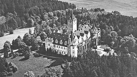 Einen prachtvollen Anblick hat das Neue Schloss Steinach einst geboten. Dass die Nazis es zu ihrer geheimen Dienststelle '&Uuml;bersee' machten, sollte sein Schicksal besiegeln.